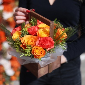 Композиция в ящике из огненных роз, диантусов и капса в Яхроме
