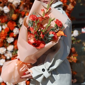 Букет "На закате дня" из гладиолусов, калл, гиперикума и диантусов в Яхроме