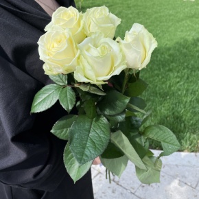 Букет из 5 белых роз (70 см) в Яхроме