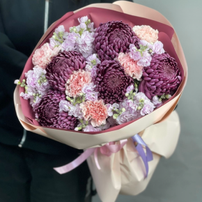 Букет "Софи" из хризантем Бигоуди, диантусов и ароматных маттиол в Яхроме