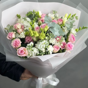 Букет "Особый случай " из ароматных маттиол, фрезий и кустовых роз в Яхроме