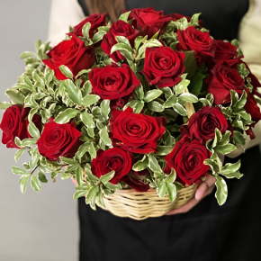 Композиция в корзине "Евгения" из 25 роз и питаспорума в Яхроме