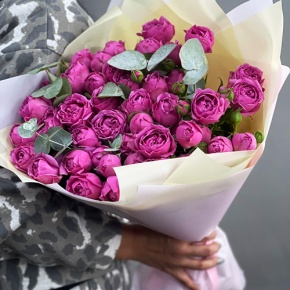 Букет "Малиновый бисквит" из кустовых и пионовидных роз и эвкалипта в Яхроме
