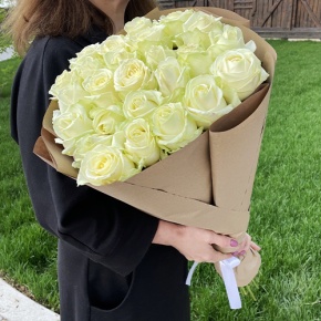 Букет из 25 белых роз в крафте (70 см) в Яхроме