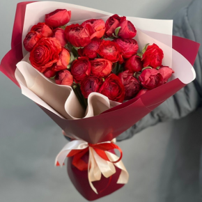 Букет из 21 красного ранункулюса в Яхроме