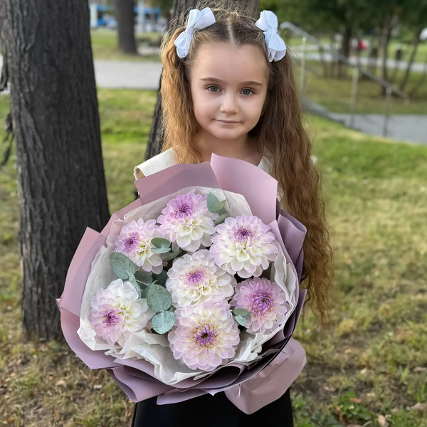 Букет из 7 сезонных георгин с эвкалиптом в Яхроме
