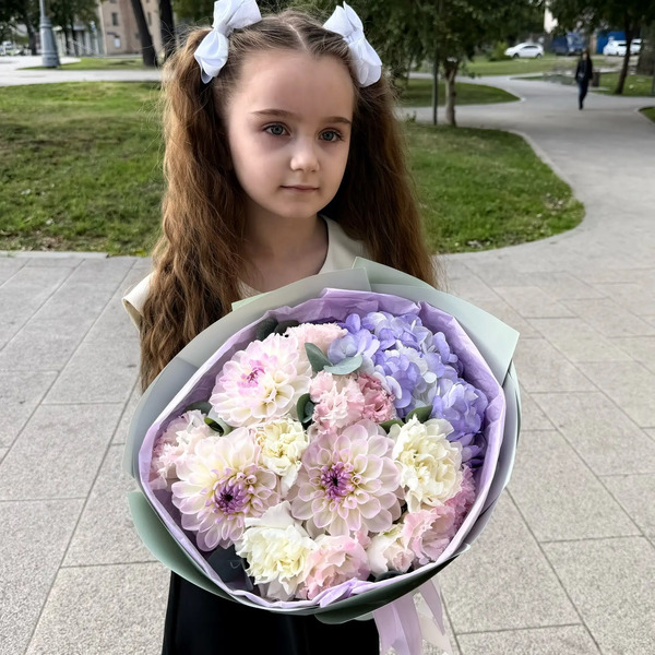 Букет на 1 сентября из сиреневой гортензии и георгин в Яхроме