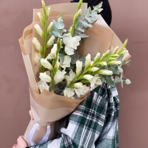 Букет из 5 белых гладиолусов и эвкалипта в Яхроме