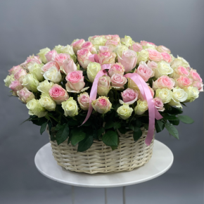 Композиция в корзине из 101 кенийской розы пастельный микс (40 см) в Яхроме
