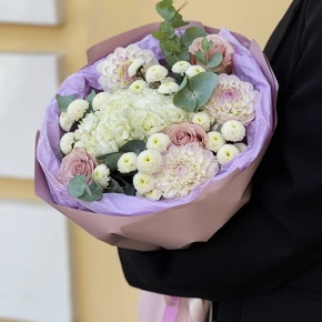 Букет "Динь" из георгин, хризантем сантини, эвкалипта, роз и гортензии в Яхроме