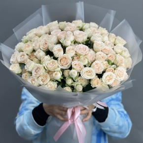 Букет из 35 кремовых кустовых роз (50 см) в Яхроме