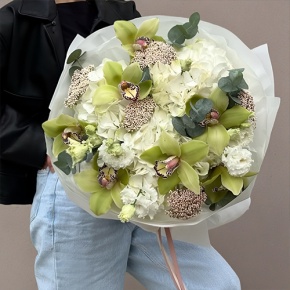 Букет "Эдем" из гортензии, орхидей, эустом, эвкалипта и озатамнуса в Яхроме