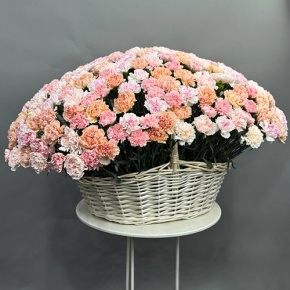 Композиция в корзине из 251 диантуса микс в Яхроме