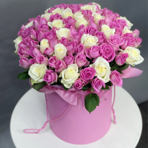 Композиция в шляпной коробке из 151 розы кения микс в Яхроме