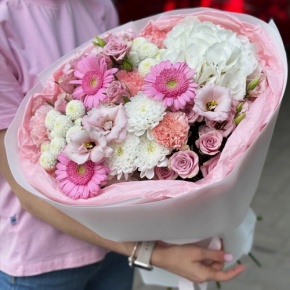 Букет "Розовые облака" из хризантемы, кустовых роз, диантусов, гортензии и эустом в Яхроме