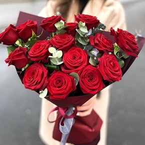 Букет 15 красных роз с эвкалиптом (50 см) в Яхроме