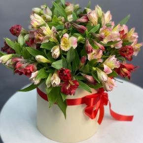 Композиция в шляпной коробке из 21 альстромерии в Яхроме