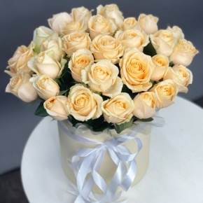 Композиция в шляпной коробке из 35 кремовых кенийских роз в Яхроме