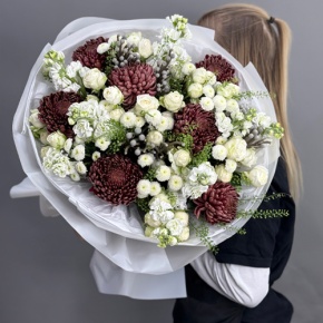Букет "Шоколадный френч" из кустовых роз, хризантем Бигоуди, брунии, ароматных маттиол и сантини в Яхроме