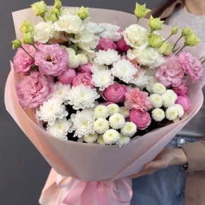 Букет "Задыхаюсь от нежности" из хризантемы, кустовых пионовидных роз, диантусов и эустом в Яхроме