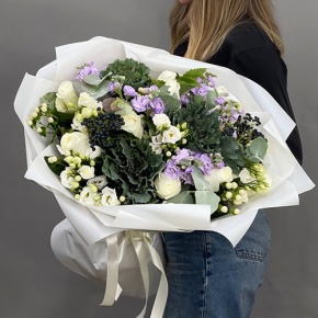 Букет "Ночное рандеву" из брассики, ягод вибирнума, роз, эустом, ароматных маттиол и гиперикума в Яхроме