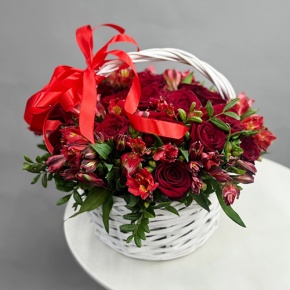 Композиция в корзине "Фрида" из роз и альстромерий в Яхроме