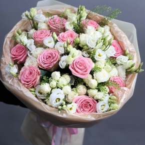 Букет "Пудровая мечта" из роз и эустом в Яхроме