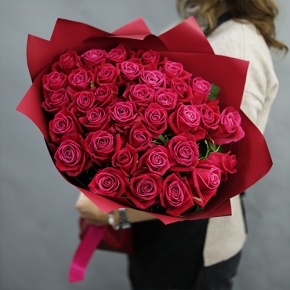 Букет из 35 малиновых роз Шангрила (50 см) в Яхроме