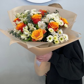 Букет "Апельсин" из роз и хризантем сантини в Яхроме