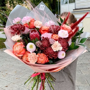Букет "Каркаде" из хризантем Бигоуди и Момоко, роз Эквадор Кахала, озатамнуса,  эустом, протеи, и диантусов в Яхроме