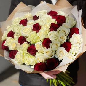 Букет 51 белая и красная роза (50 см) в Яхроме