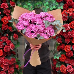 Букет  "Гармония" из 7 хризантем с эвкалиптом в Яхроме