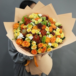 Букет "Осенние грёзы" из лейко, роз, фрезий, скиммии, молюцеллы и лейко в Яхроме