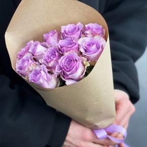 Букет из 11 лиловых роз в крафте (40 см) в Яхроме