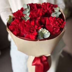 Букет "Красная пантера" из 7 роз Эквадор и эвкалипта в Яхроме