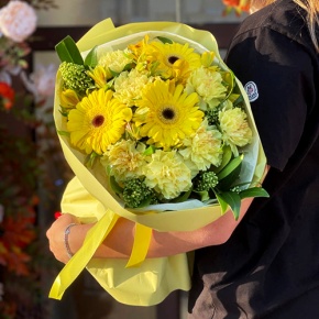Букет "Солнечная пора" из гербер, альстромерий, скиммии и диантусов в Яхроме