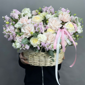 Композиция в корзине из роз Эквадор и ароматных маттиол в Яхроме