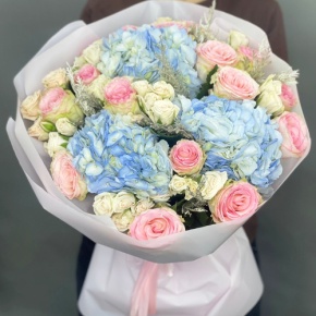 Букет "Легкий ветерок" из роз, конифера и гортензий в Яхроме