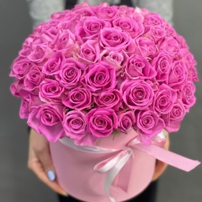 Композиция в шляпной коробке из 71 кенийской розы в Яхроме