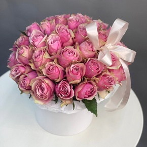 Композиция в шляпной коробке из 43 роз в Яхроме