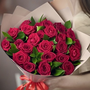 Букет из 25 красных роз и рускуса (50 см) в Яхроме