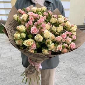 Букет из 19 кустовых роз в крафте (60 см) в Яхроме