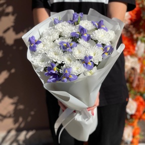 Букет из ирисов и хризантем в Яхроме