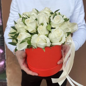 Композиция в шляпной коробке из 25 белых роз в Яхроме