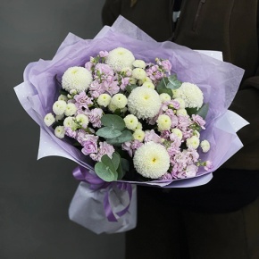 Букет "Ванила" из хризантем сантини, Момоко, эвкалипта и ароматных маттиол в Яхроме