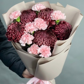 Букет из хризантем Бигоуди и розовых диантусов в Яхроме