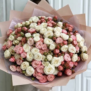 Букет из 35 кустовой пионовидной розы Бомбастик микс в Яхроме