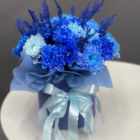 Композиция в шляпной коробке "Магия синего" из хризантем и конифера в Яхроме