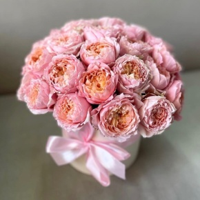 Композиция в шляпной коробке из кустовой пионовидной розы Джульетта в Яхроме