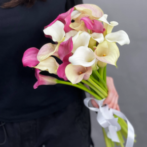 Букет из 21 каллы микс в Яхроме